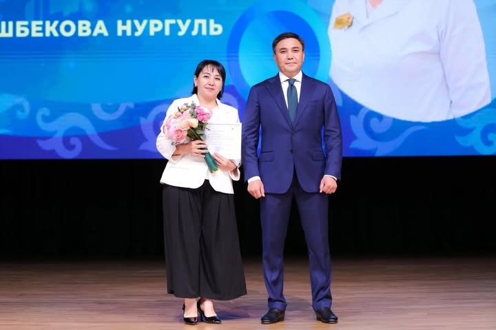 Шымкентте медицина қызметкерлерінің күні салтанатты түрде аталып өтті