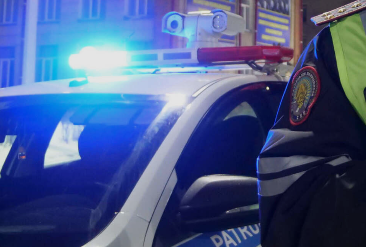 Полицияның көлігін айдап кетті