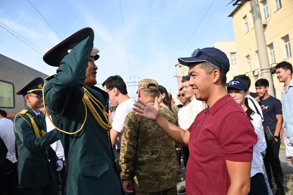 Шымкент: Әскерден оралған 27 сарбаз үйіне жетті